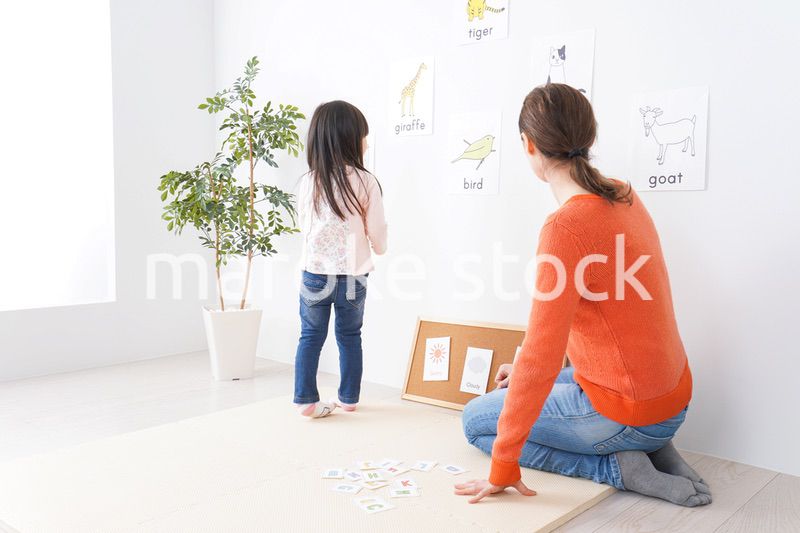 ネイティブと英語を勉強する子供