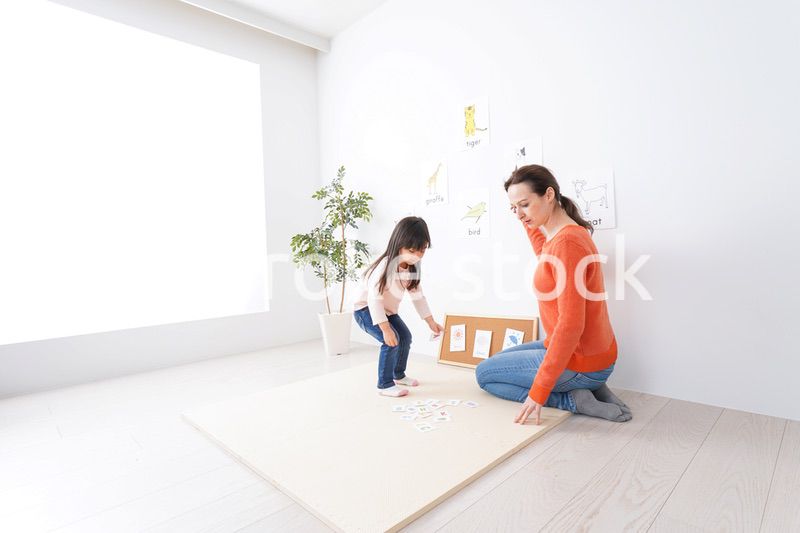 ネイティブと英語を勉強する子供