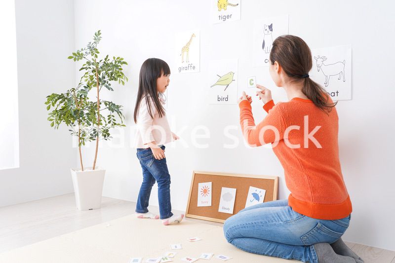 ネイティブと英語を勉強する子供