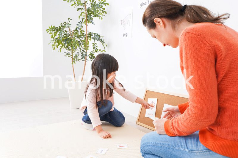 ネイティブと英語を勉強する子供