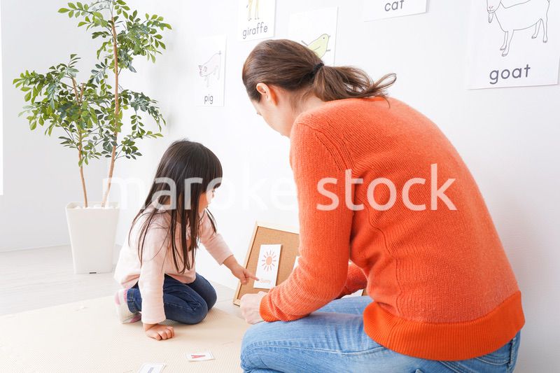 ネイティブと英語を勉強する子供