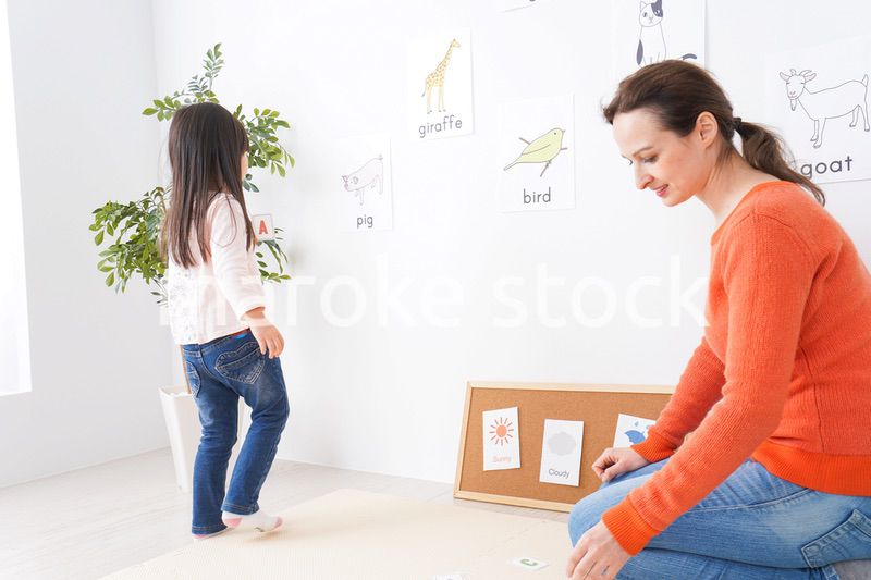 ネイティブと英語を勉強する子供