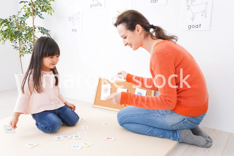 ネイティブと英語を勉強する子供