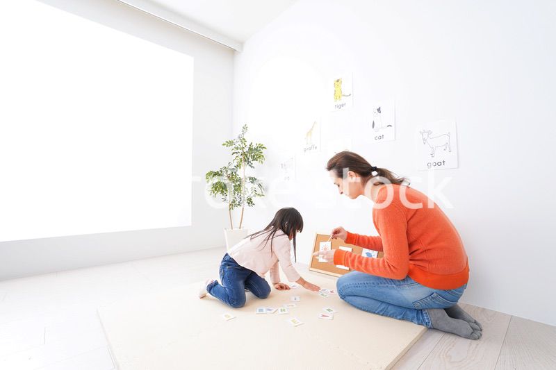 ネイティブと英語を勉強する子供