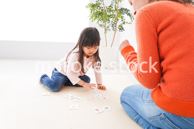 ネイティブと英語を勉強する子供