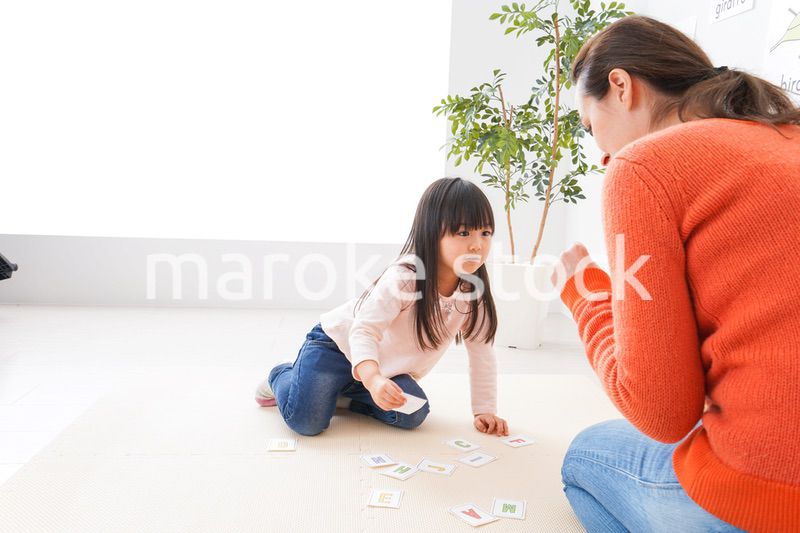 ネイティブと英語を勉強する子供