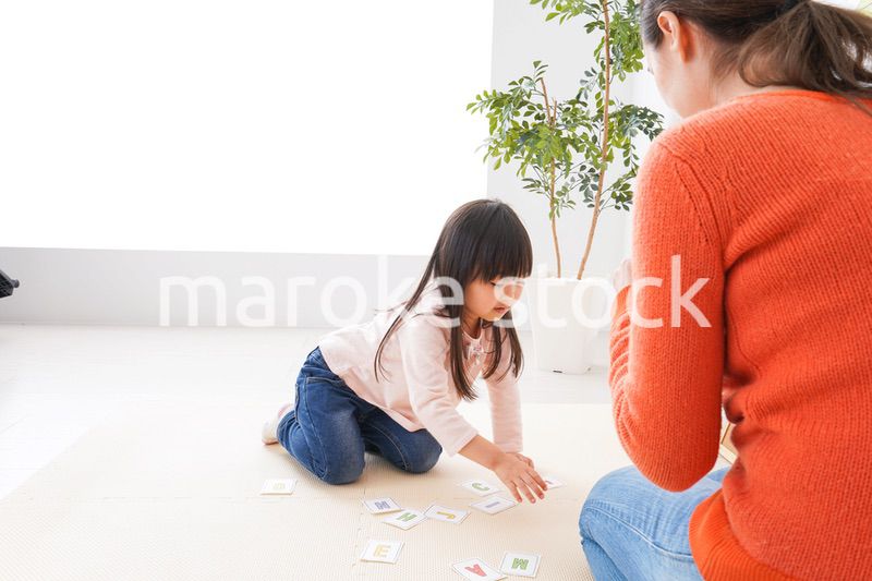 ネイティブと英語を勉強する子供