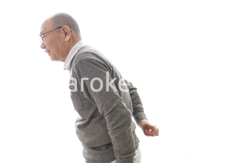 腰痛に苦しむシニア男性