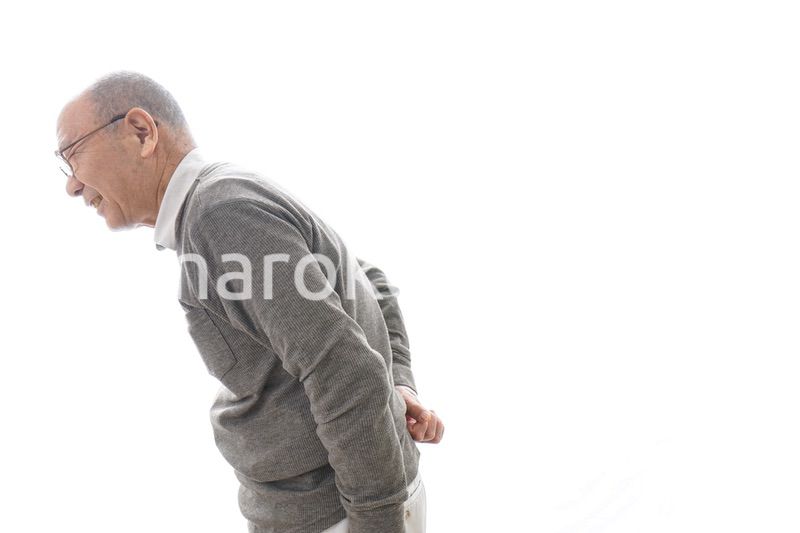 腰痛に苦しむシニア男性
