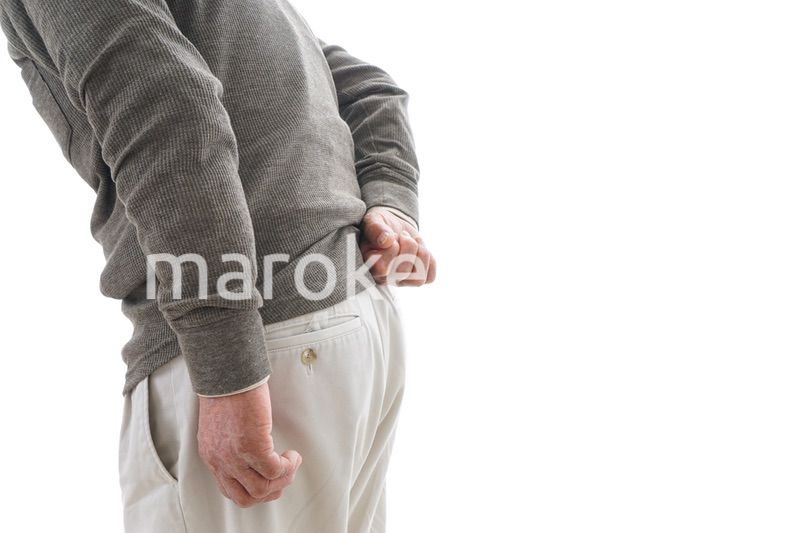 腰痛に苦しむシニア男性