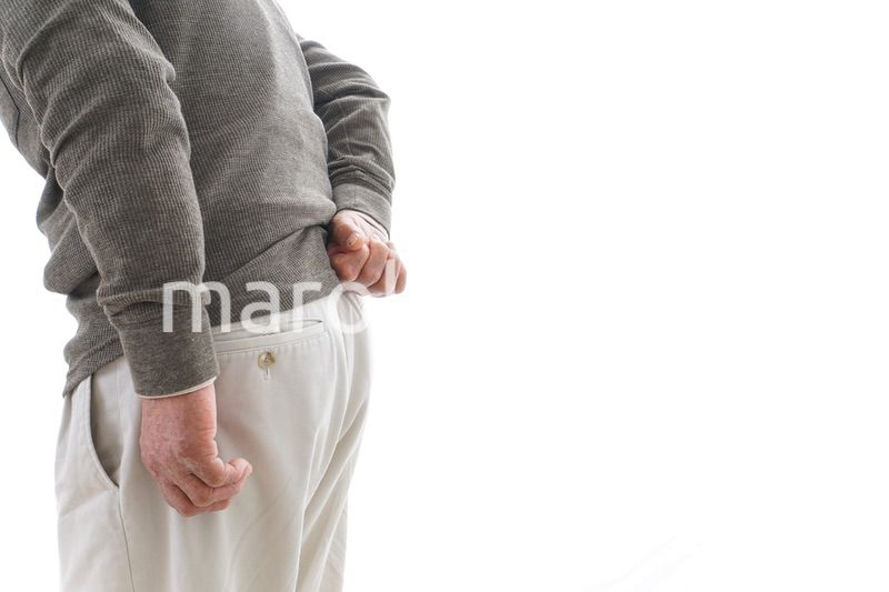 腰痛に苦しむシニア男性