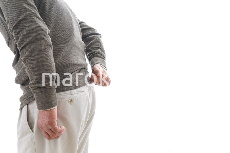 腰痛に苦しむシニア男性