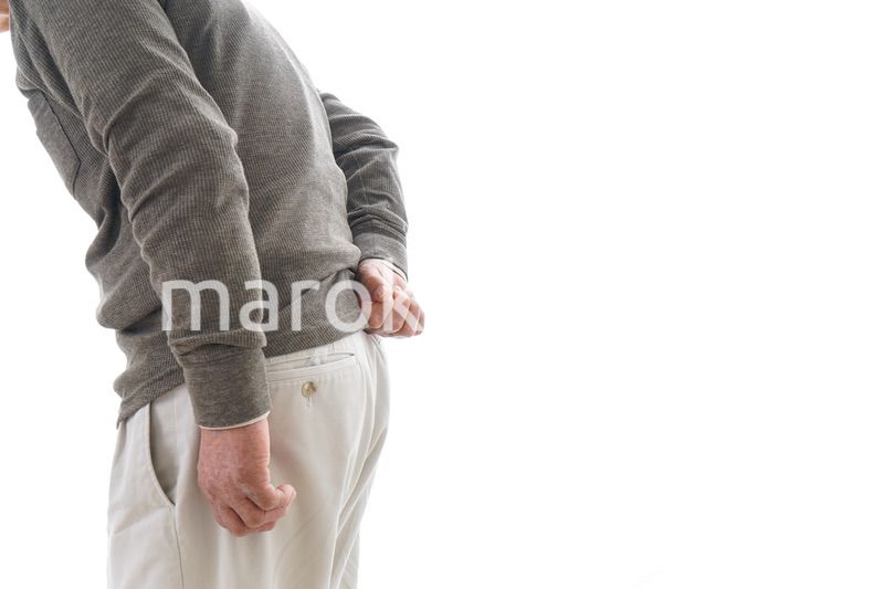 腰痛に苦しむシニア男性