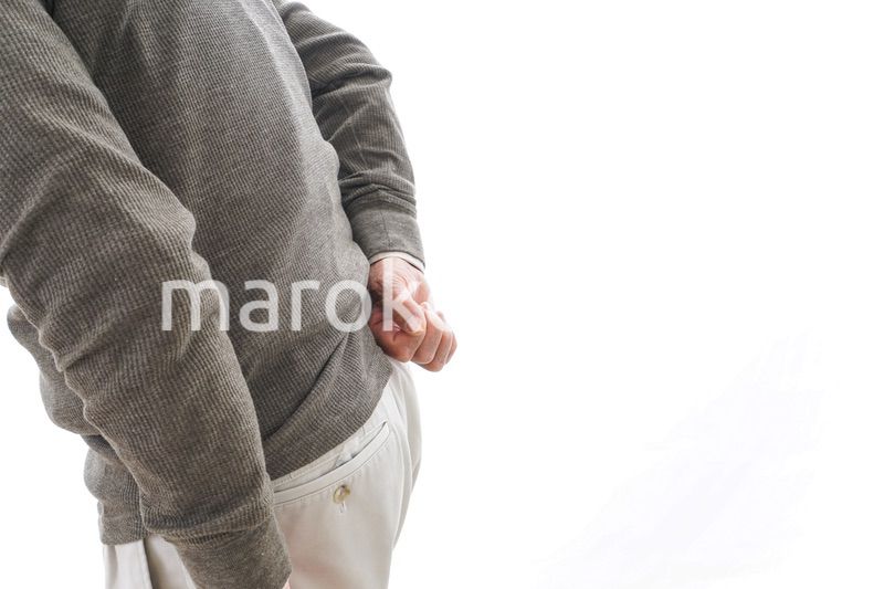 腰痛に苦しむシニア男性