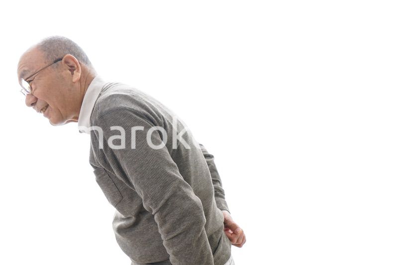 腰痛に苦しむシニア男性