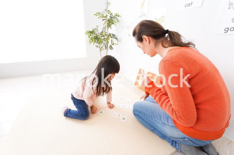 ネイティブスピーカーと英語を勉強する子ども