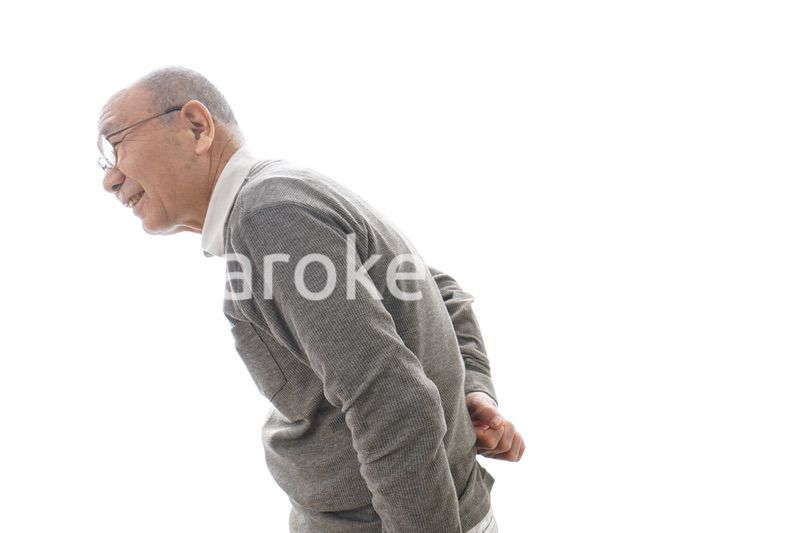 腰痛に苦しむシニア男性