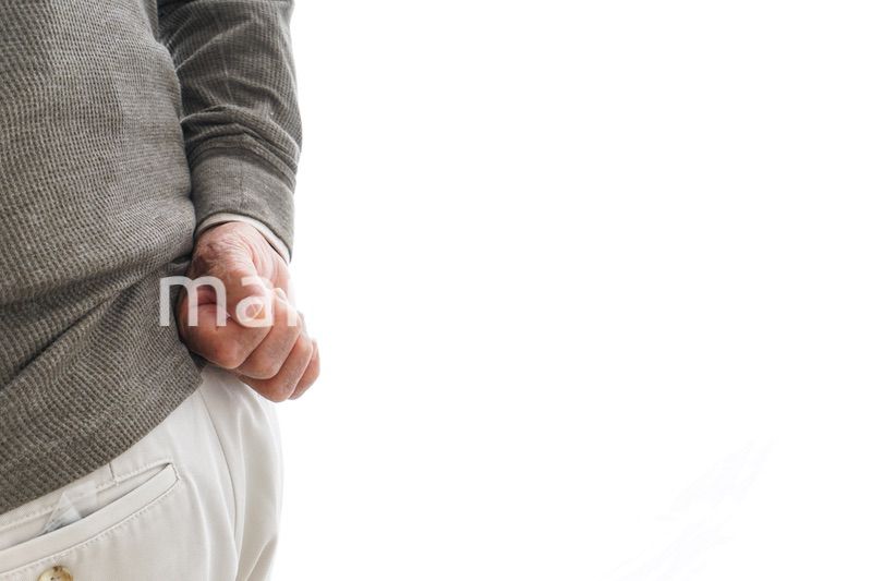 腰痛に苦しむシニア男性