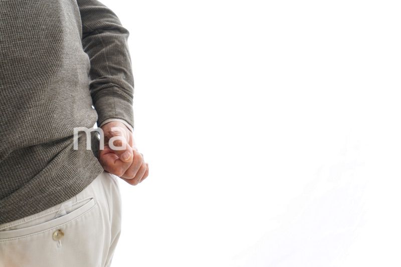 腰痛に苦しむシニア男性