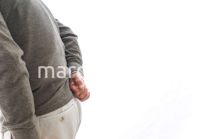 腰痛に苦しむシニア男性