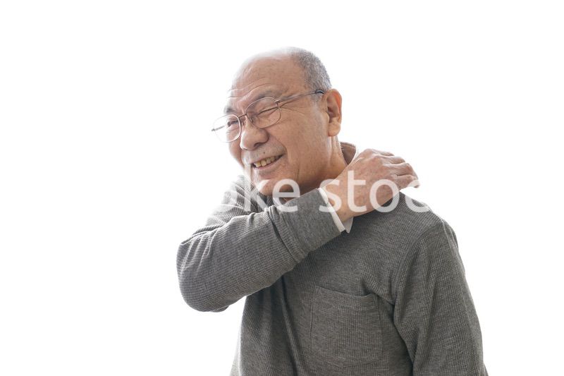 肩こりに苦しむシニア男性
