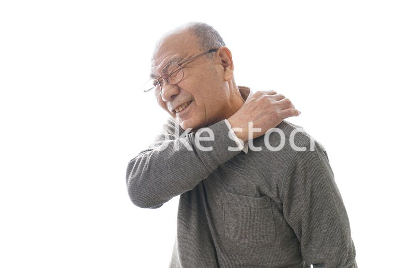 肩こりに苦しむシニア男性