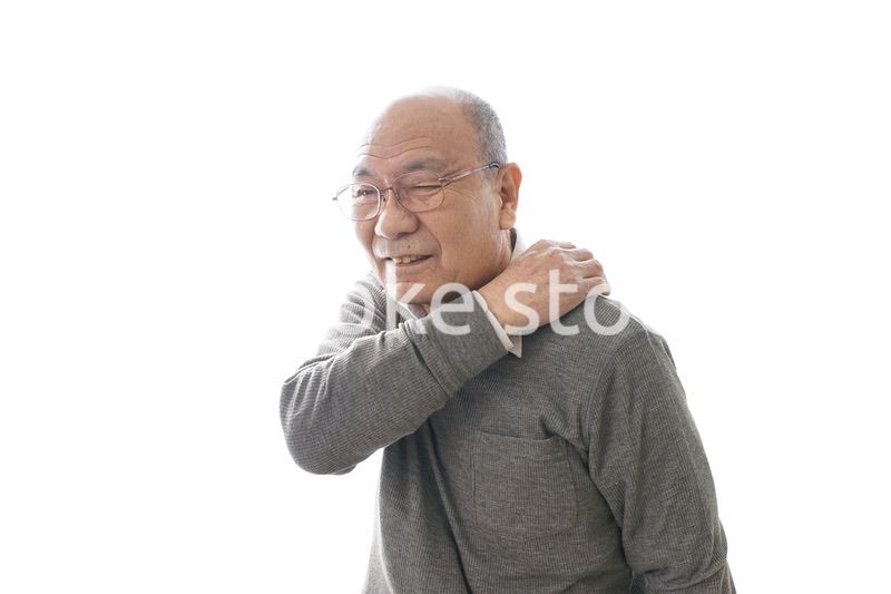 肩こりに苦しむシニア男性
