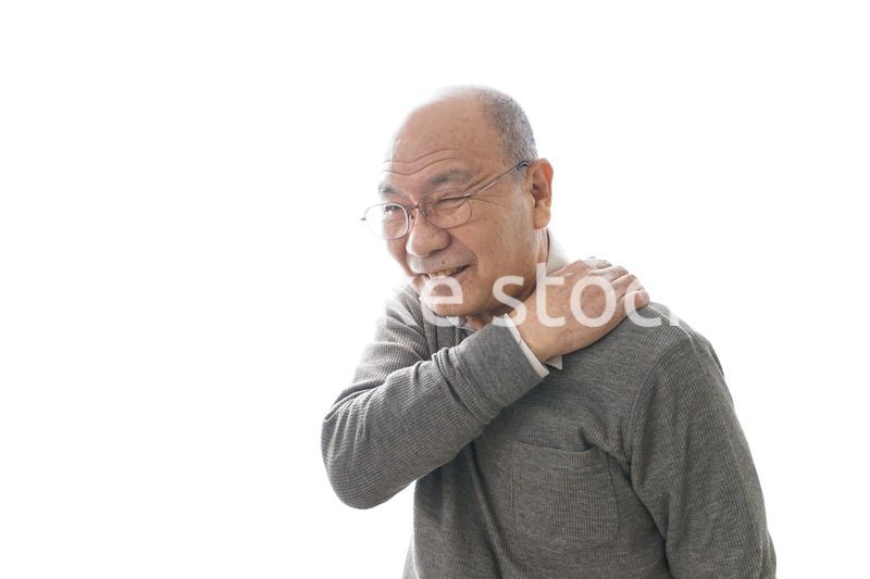 肩こりに苦しむシニア男性