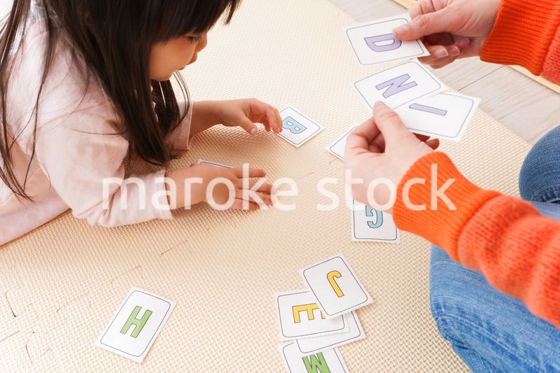 英会話教室でネイティブ教師と楽しく勉強をする子ども