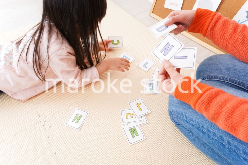 英会話教室でネイティブ教師と楽しく勉強をする子ども