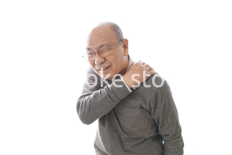 肩こりに苦しむシニア男性