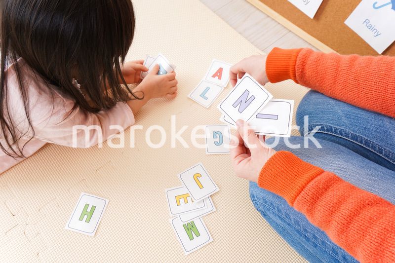 英会話教室でネイティブ教師と楽しく勉強をする子ども