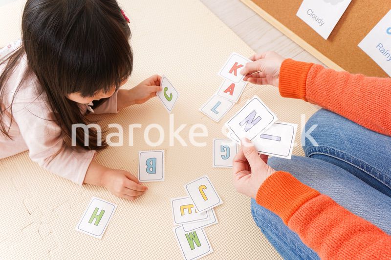 英語教室でネイティブ教師の授業を受ける子ども