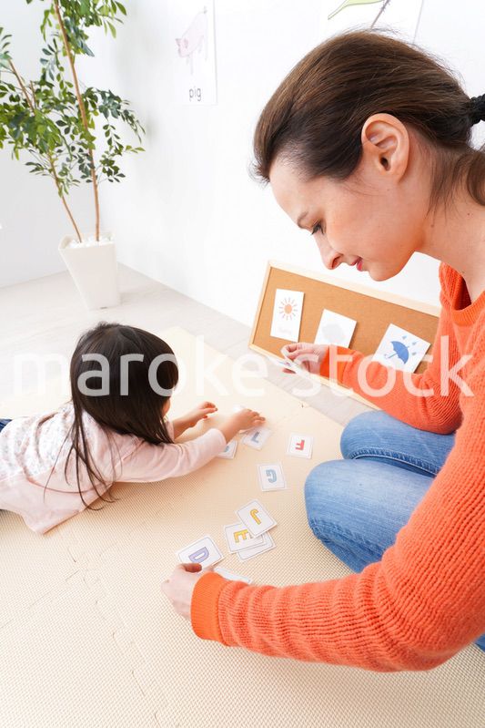 英会話教室でネイティブ教師と楽しく勉強をする子ども