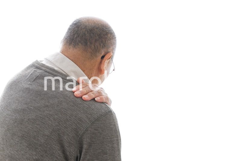 肩こりに苦しむシニア男性