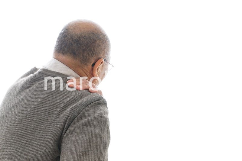 肩こりに苦しむシニア男性