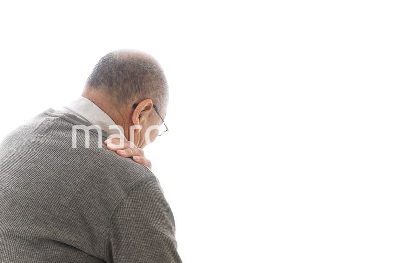 肩こりに苦しむシニア男性