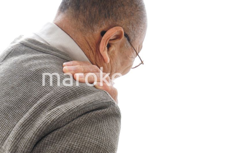 肩こりに苦しむシニア男性