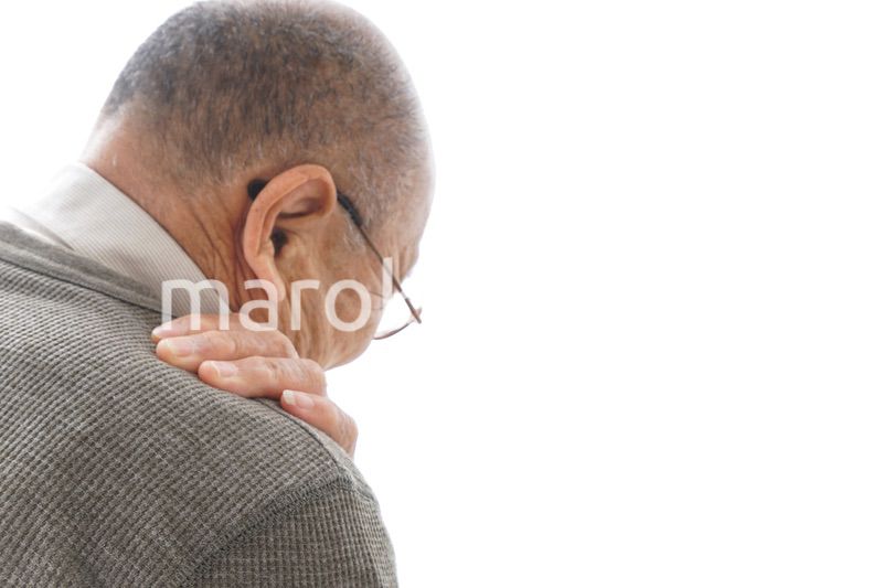 肩こりに苦しむシニア男性