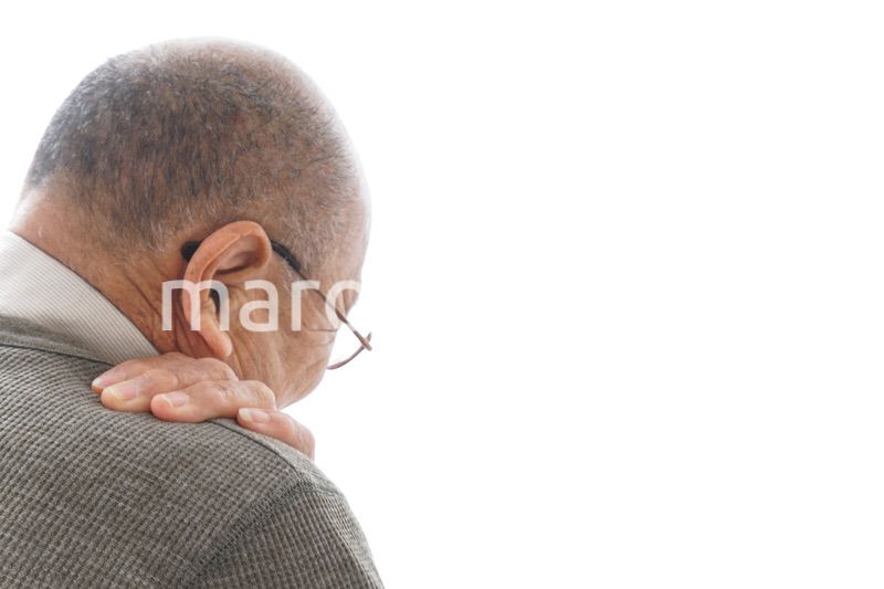 肩こりに苦しむシニア男性