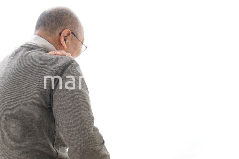 肩こりに苦しむシニア男性