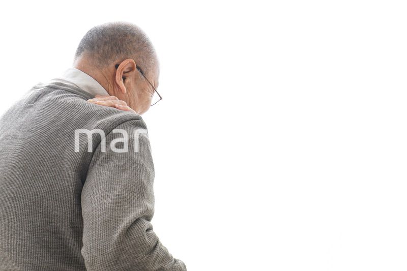 肩こりに苦しむシニア男性