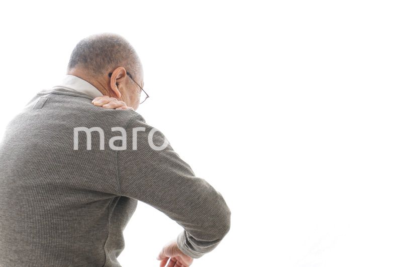 肩こりに苦しむシニア男性
