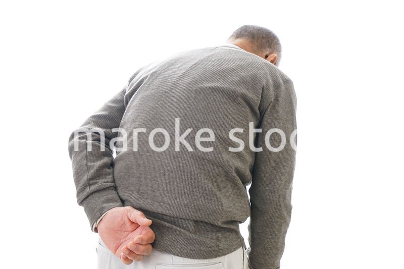 腰痛に苦しむシニア男性