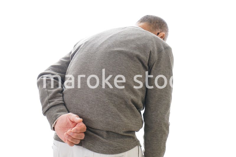 腰痛に苦しむシニア男性