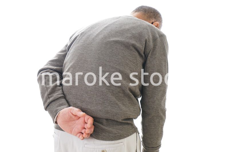 腰痛に苦しむシニア男性