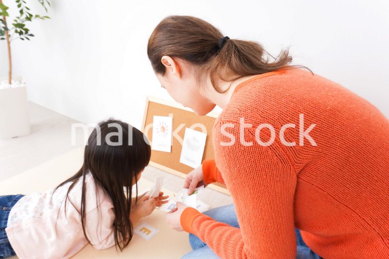 英会話教室でネイティブ教師と楽しく勉強をする子ども