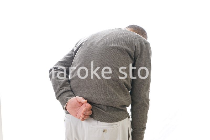 腰痛に苦しむシニア男性