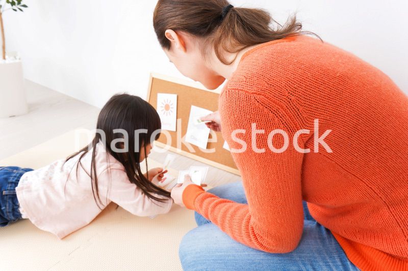 英会話教室でネイティブ教師と楽しく勉強をする子ども