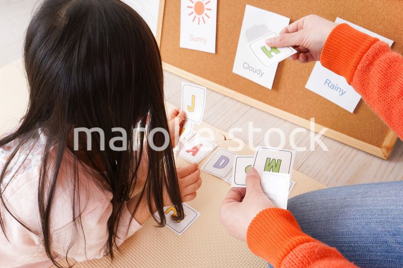 英会話教室でネイティブ教師と楽しく勉強をする子ども